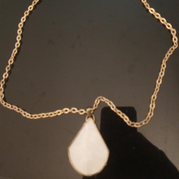 The Sak Mother of Pearl Pendant Necklace - Picture 2 of 3